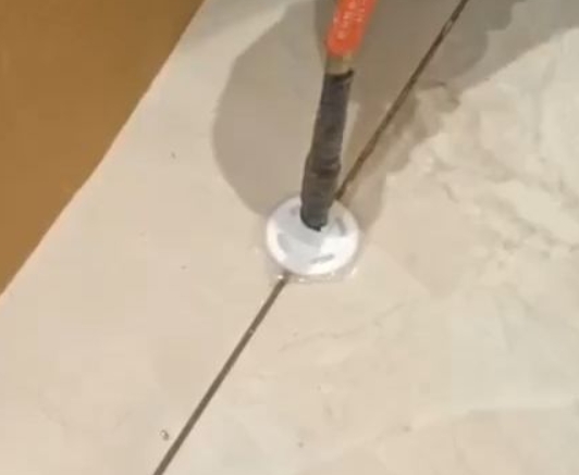 赤壁瓷砖空鼓维修公司专业解答瓷砖在铺贴过程中，如果没有涂抹均匀到位的粘结材料（如水泥砂浆或瓷砖胶），可能会导致以下问题