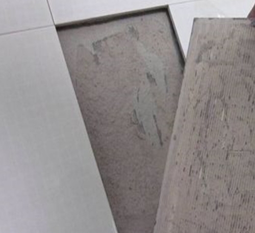 赤壁瓷砖空鼓维修公司分享瓷砖铺贴时如果打浆（即涂抹在瓷砖背面和基层上的砂浆或瓷砖胶）过少，会带来以下问题